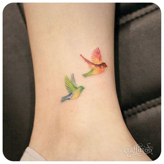 tatuaje de loros inseparables periquitos agapornis volando