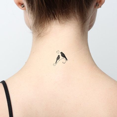 tatuajes de agapornis en el cuello