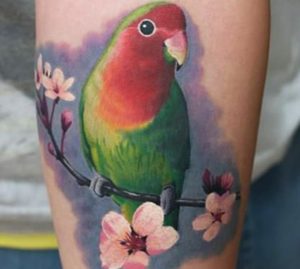 tatuajes de agapornis en la pierna