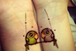 tatuajes pequeños de agapornis